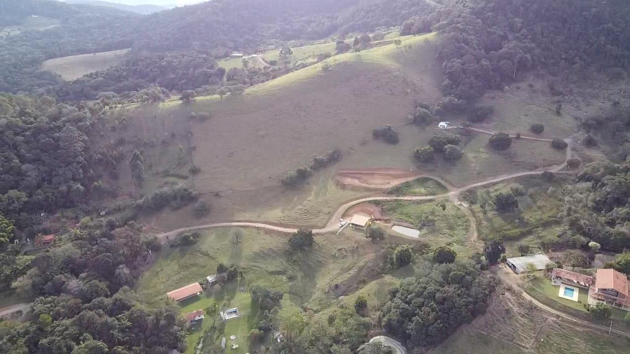 Vista aérea do vale e montanhas ao redor do Refuge Skyline